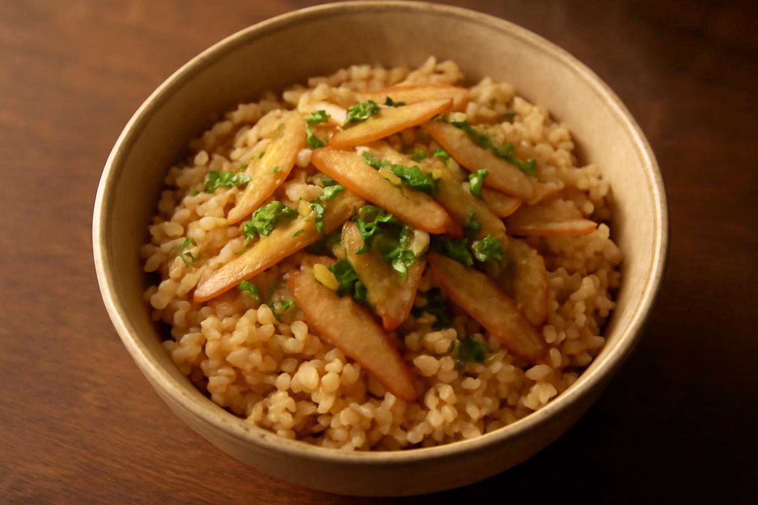 ごぼうを入れた炊き込みご飯が器に盛られている様子
